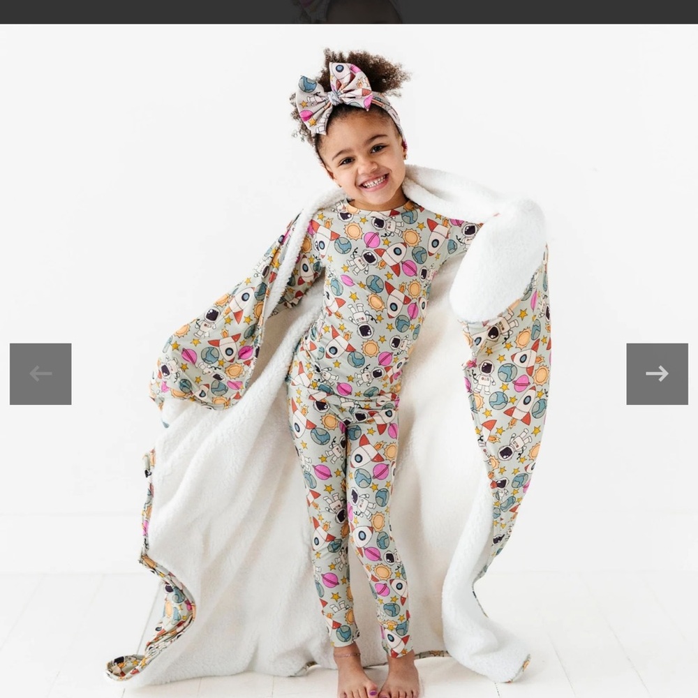 Bums and Roses 🌹- No Space to Go Pajama Set - 2T